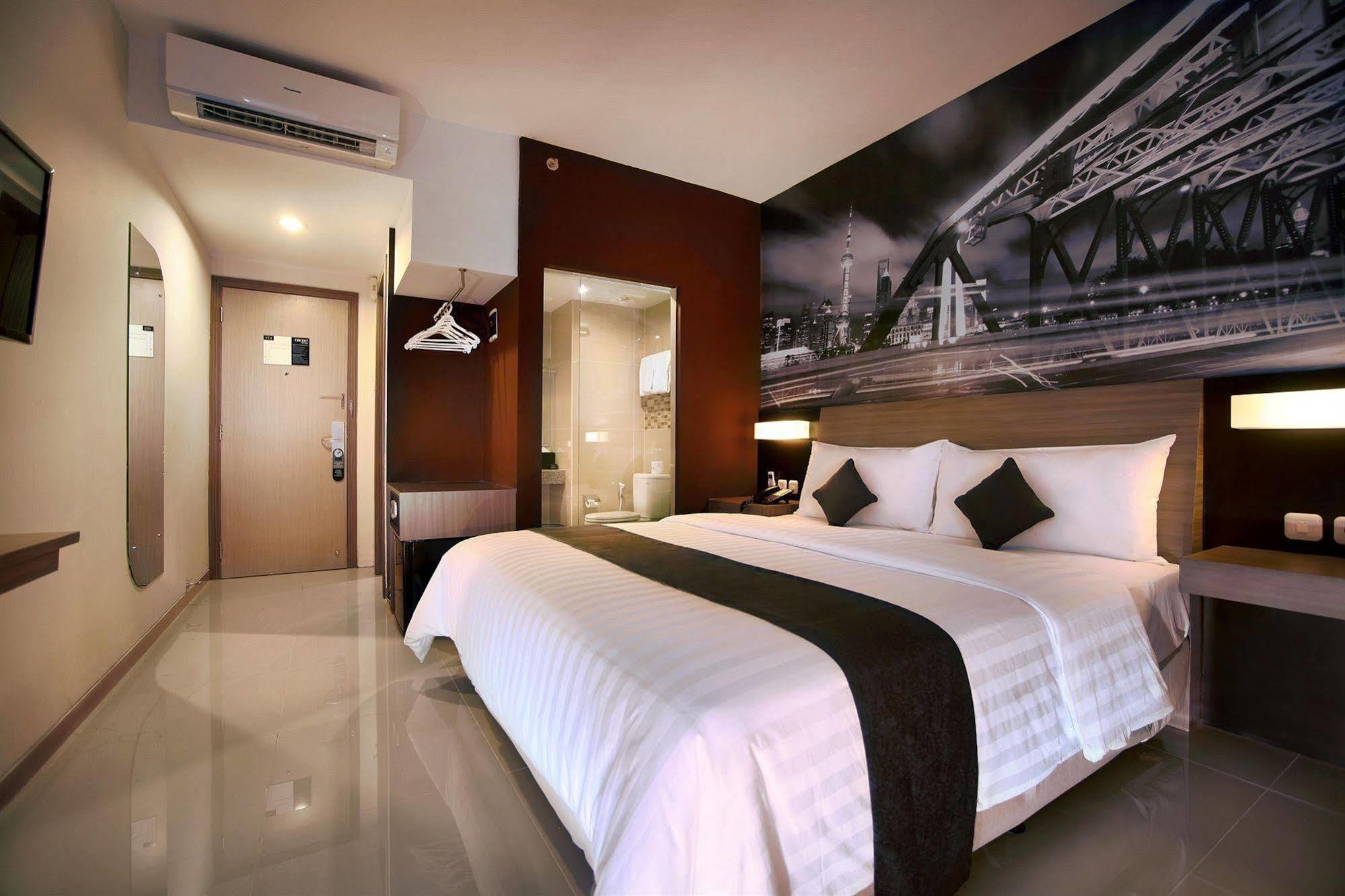 Hotel Neo Candi Simpang Lima - Semarang By Aston מראה חיצוני תמונה