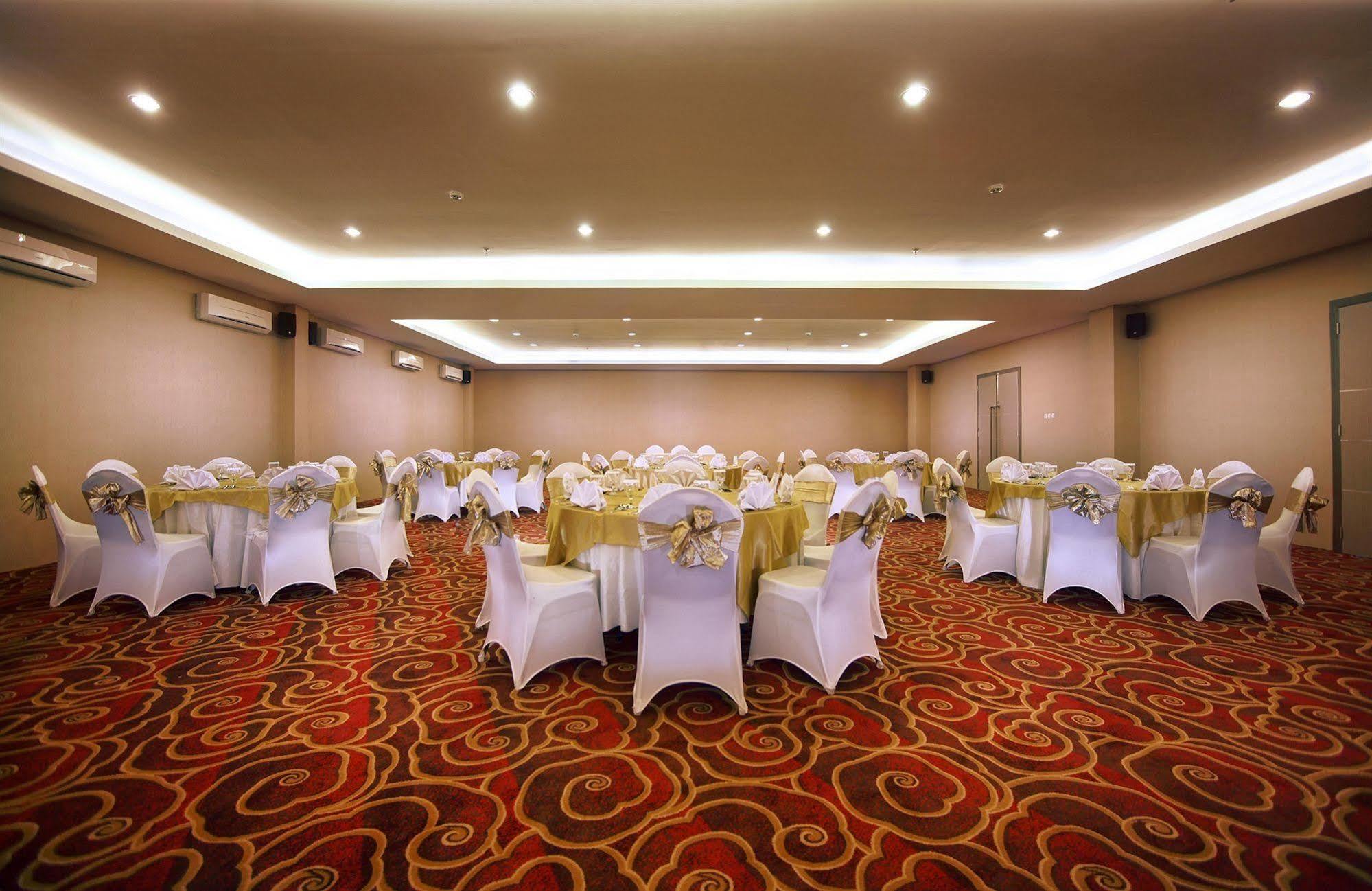 Hotel Neo Candi Simpang Lima - Semarang By Aston מראה חיצוני תמונה
